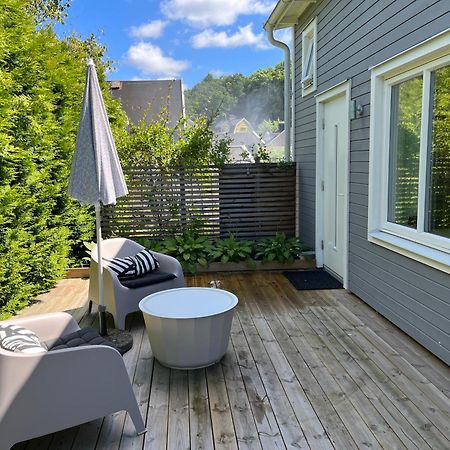 Tiny Grey House With Loft, 15 Min From City Center Gothenburg Bagian luar foto